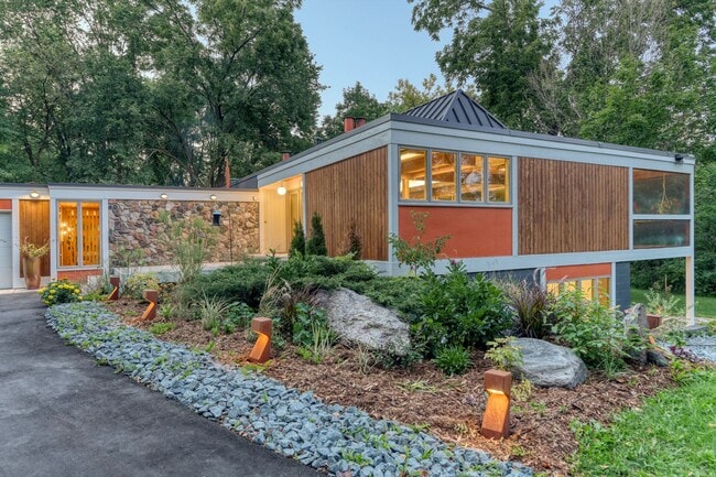 * * Mid-Century Modern Home Designed by Ar... - * * Mid-Century Modern Home Designed by Ar...