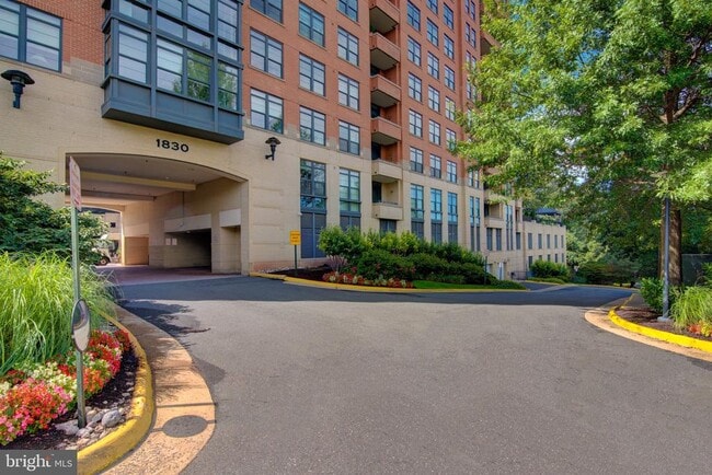 Building Photo - 1830 Fountain Dr Unit 501