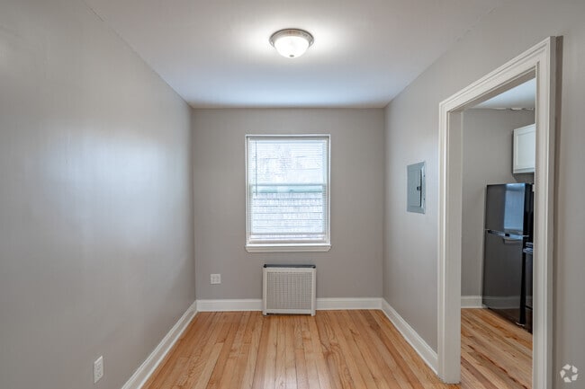 1BR, 1BA - 600SF - Dining Area