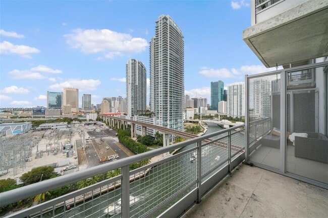 Building Photo - 690 SW 1st Ct Unit 1711