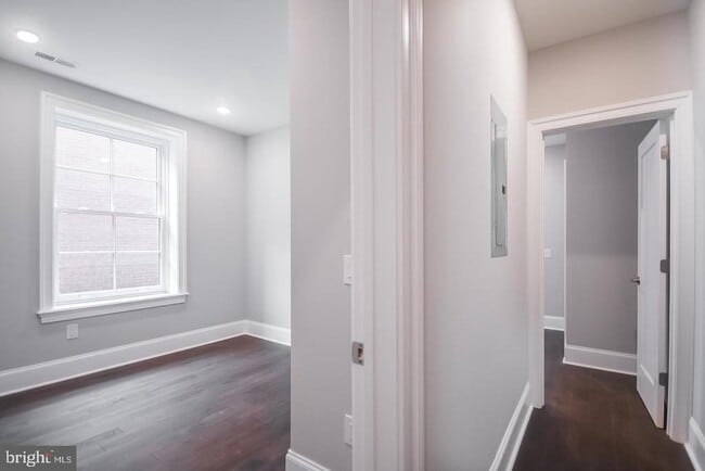 Building Photo - 2010 Walnut St Unit 203