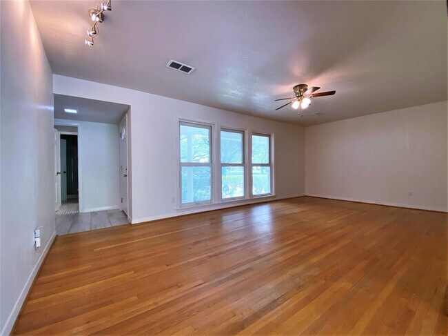 Photo - 5242 Beechnut St