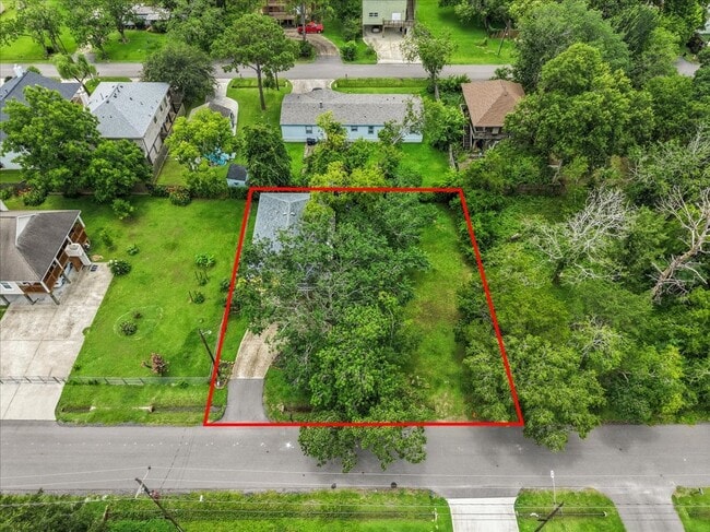 310 Lakeside Dr