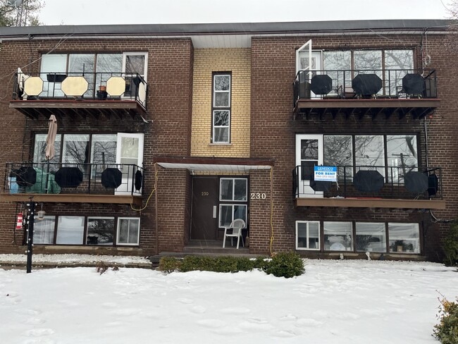 Building Photo - 230 Victoria St N Unit 4