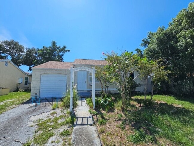 Building Photo - Cute 3/1 with updated kitchen & bath, encl...