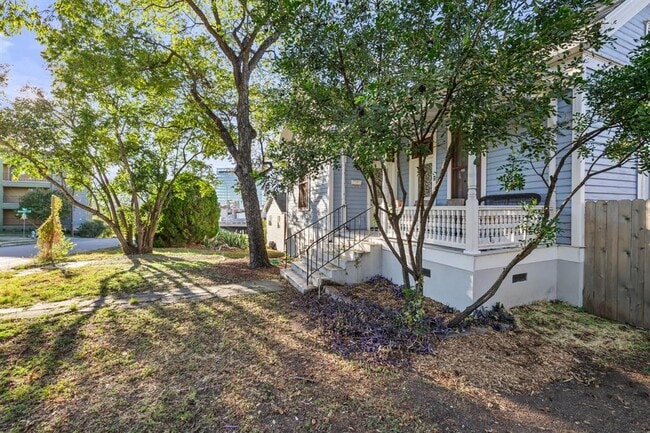 Photo - 902 E 14th St