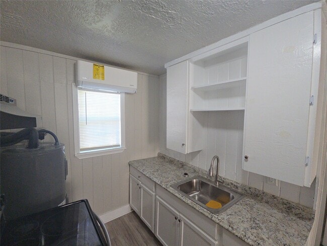 Photo - 3335 Tuam St Unit 2