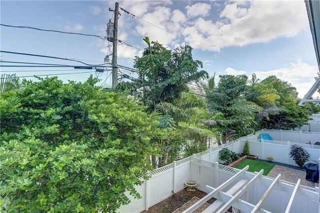 Photo - 425 NE 1st St