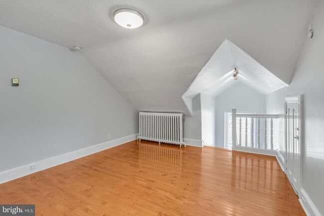 Building Photo - 158 Montgomery Ave Unit 3