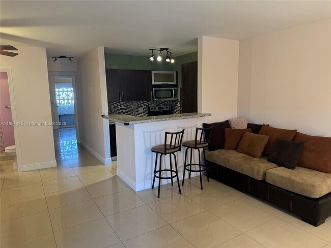 Photo - 467 Golden Isles Dr Unidad 205