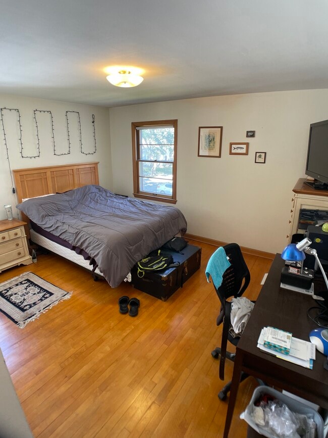 Bedroom - 3239 N 91st St Unit Upper