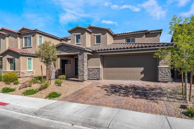 Building Photo - Modern Luxury Living: Spacious Retreat with Next-Gen Suite!