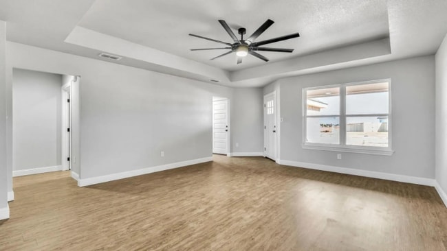 Photo - 313 Woodstock Ln