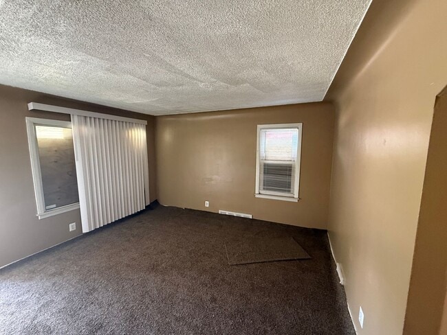 Photo - 3 Bedroom Bungalow, Corner House, New Carpet Fenced in Backyard