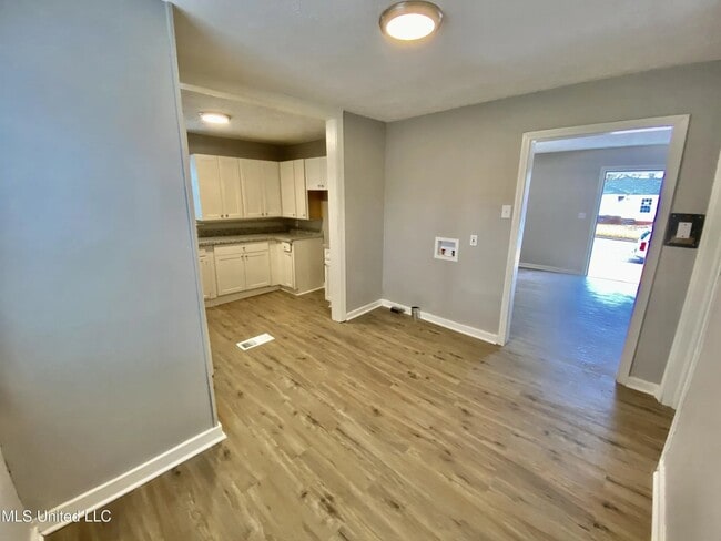 Photo - 308 Josanna St