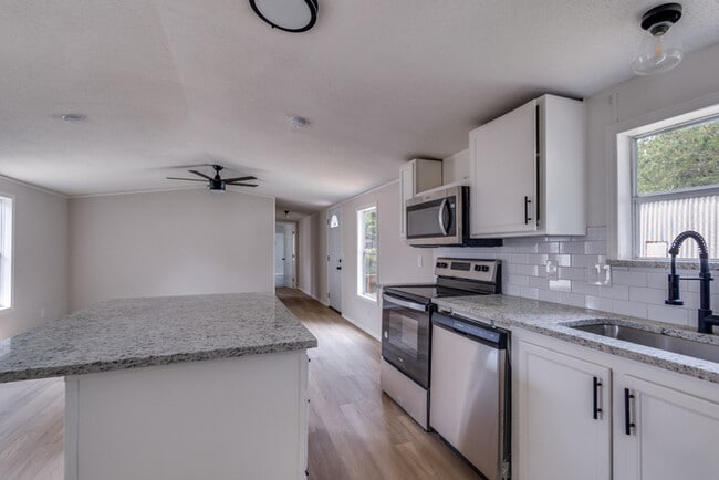 3 Bedroom 2 Bath Home, Pool & Playground - 3 Bedroom 2 Bath Home, Pool & Playground