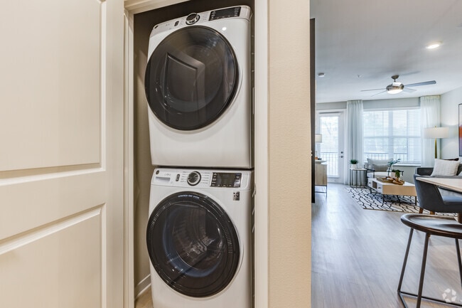 1 BR, 1 BA - 795SF
