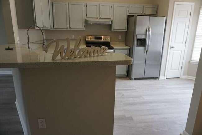 Photo - 3 Bedroom Waterfront Home With Garage