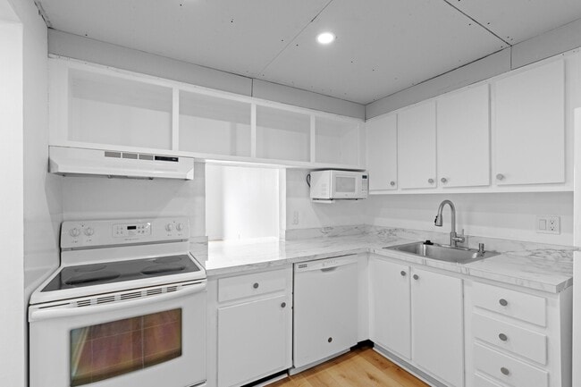 Building Photo - 480 Executive Center Dr Unit 5i