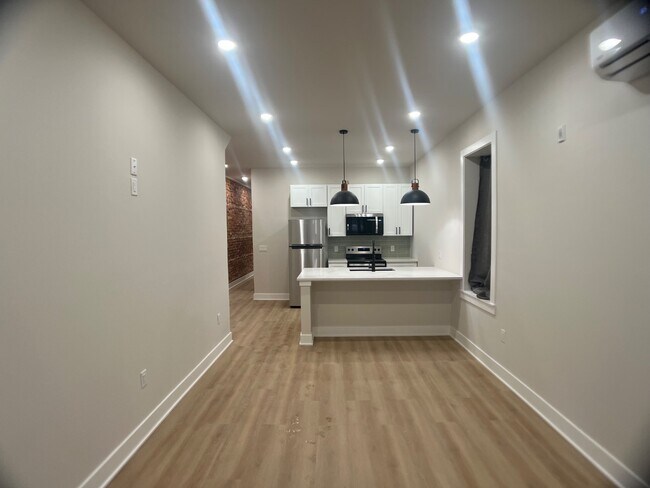 Photo - 121 W Sharpnack St