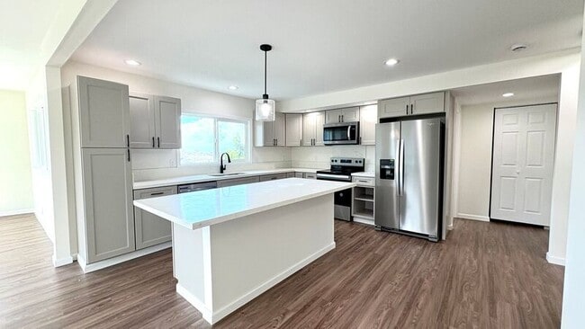 Building Photo - 1413 Ala Iolani St Unit Upstairs