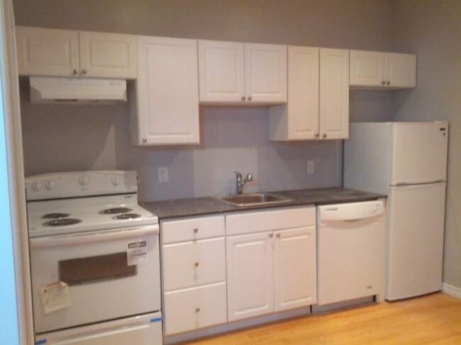 Building Photo - 1025 King St E