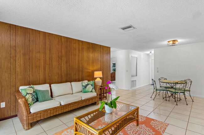 Photo - 915 18th Pl Unit #3