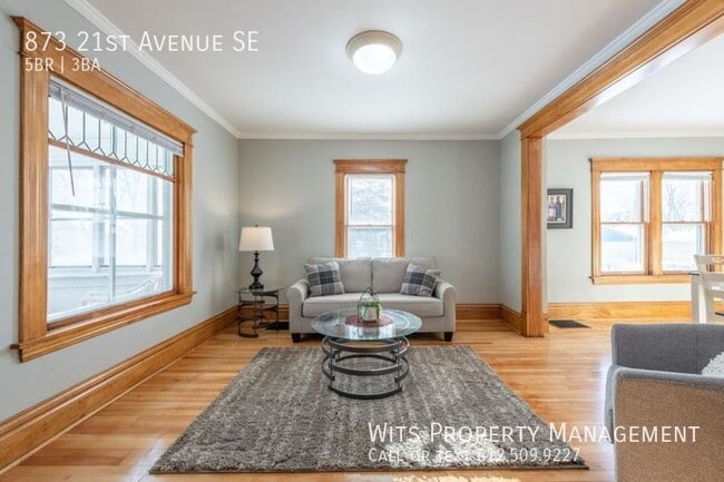 Photo - 873 21st Ave SE