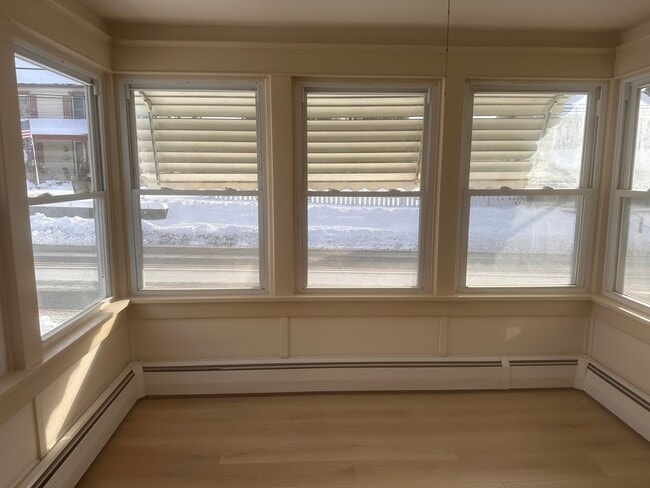 Building Photo - 613 E 3rd St Unit 2