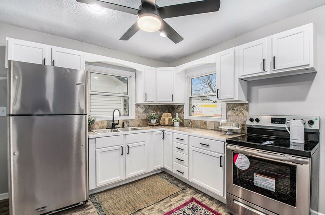 Building Photo - Completely Renovated 2 Bedroom House!