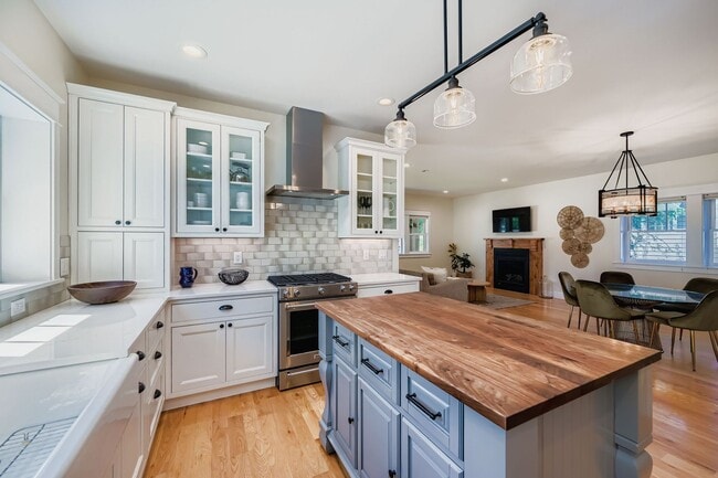 Building Photo - Idyllic Downtown Longmont 5-BDR Retreat Rental