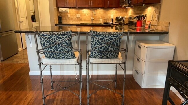 Building Photo - Updated 1BD/1BA Condo w/ Pool, AC & Parkin...