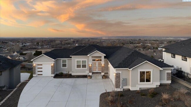 Building Photo - Stunning 5 Bedroom 4 Bath w/Daylight Basement West Richland!!!