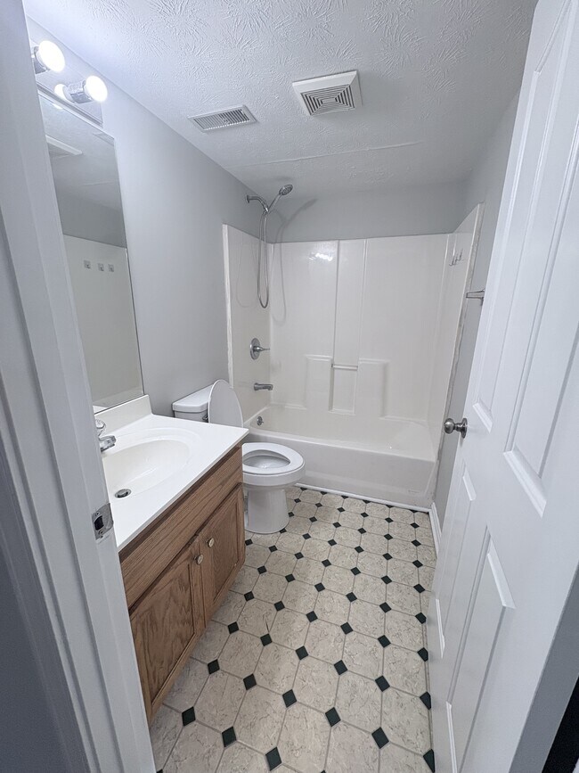 Photo - 127 Karen Ct