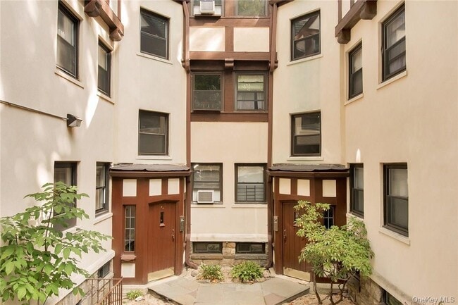 Building Photo - 64 Kensington Rd Unit 1B Rental