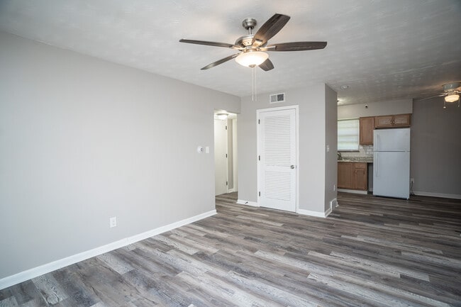 Building Photo - 2525 Lakeview Ave Rental