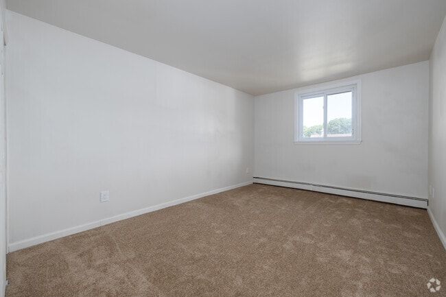 2BR, 1BA - 860SF - Bedroom