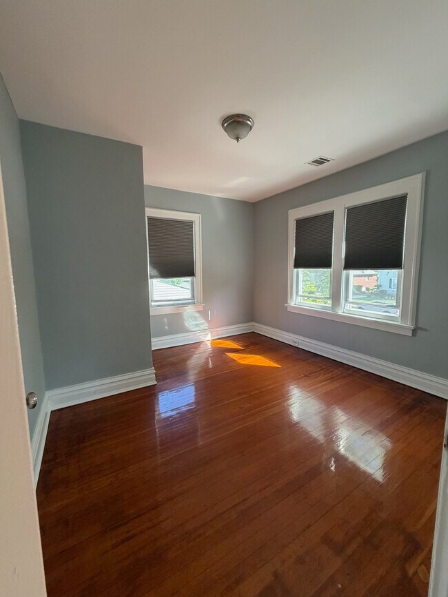 Photo - 235 Lawrence Ave Unit 2