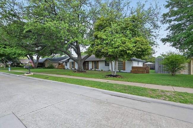 Photo - 2313 Claridge Cir