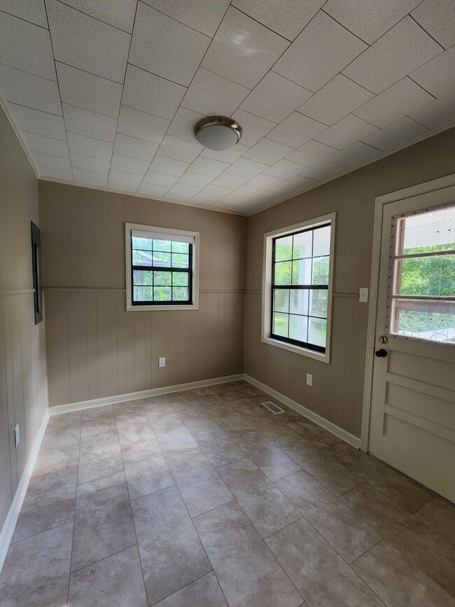 Building Photo - Black Mountain Rental