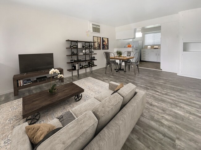 Courtside Apartments