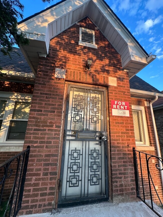 Photo - Spacious 4BR/1BA Chicago Brick Home – Fenc...