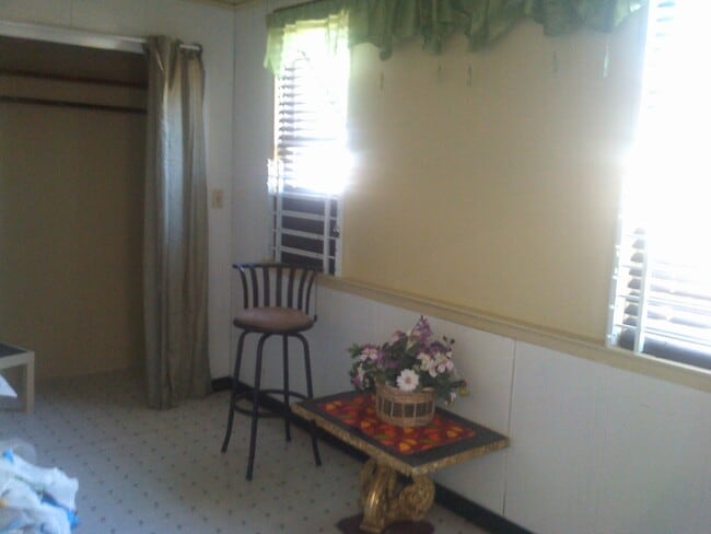 Porche soleado - 4829 Margaretta Ave