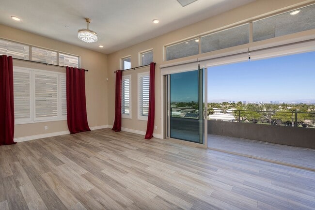 Photo - 55 or Older - Guard Gated Community in Sum...