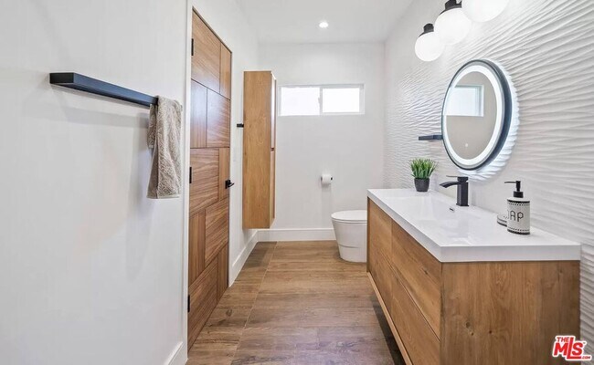 Photo - 22616 Oxnard St