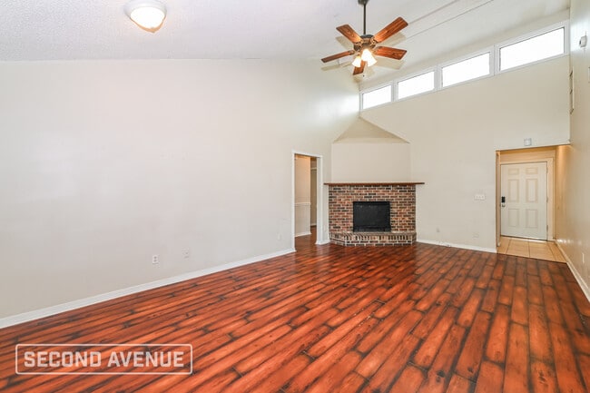 Photo - 1540 Lake Shore Blvd