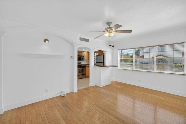 Building Photo - 901 NE 3rd St Unit 205