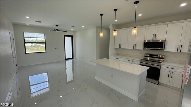 Building Photo - 528 Raintree St E