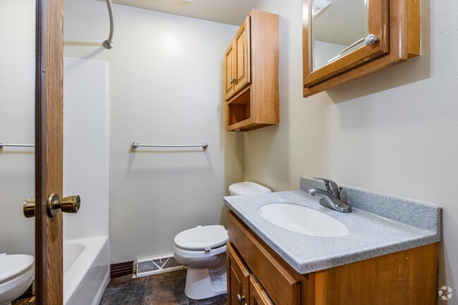 2BR, 1BA - 895SF - Bathroom - Live South Side