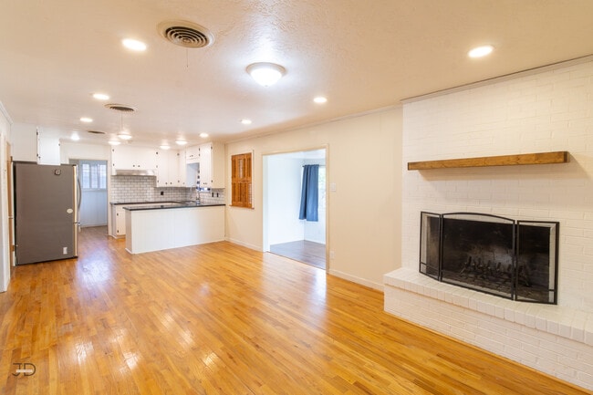 Photo - 1556 Singleton Ave